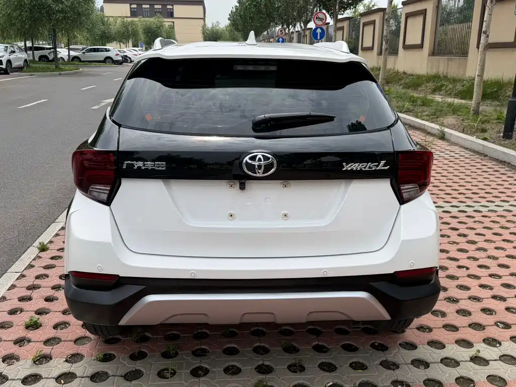 Toyota Yaris L 2022 — фото 5