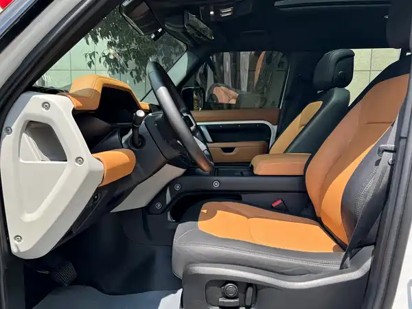 Land Rover Defender 2023