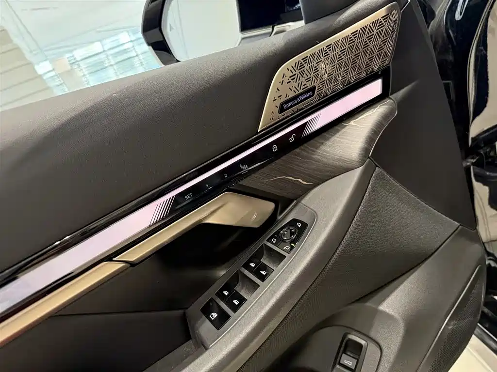BMW 5 Series 2025 — фото 17