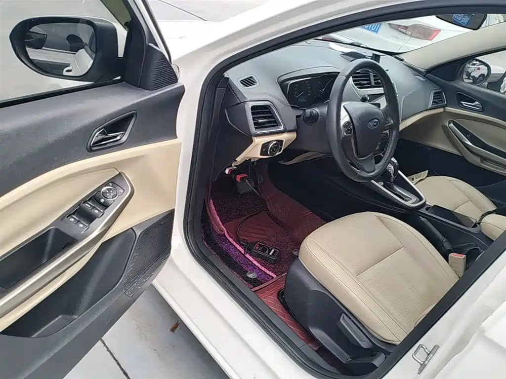 Ford Escort 2015 — фото 16