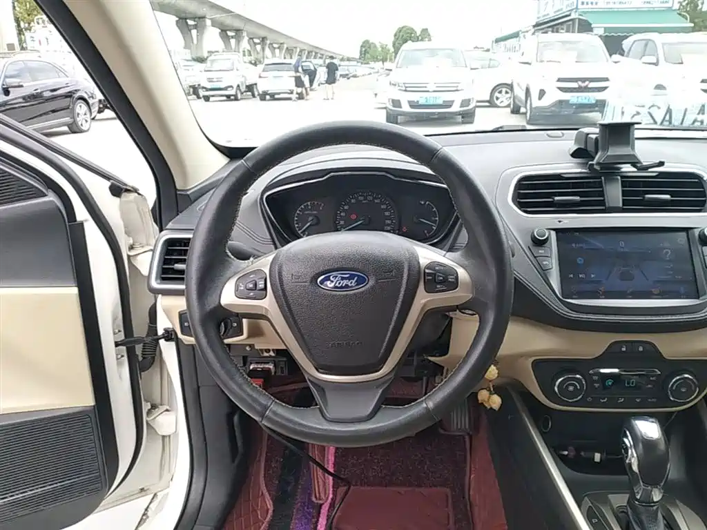 Ford Escort 2015 — фото 11