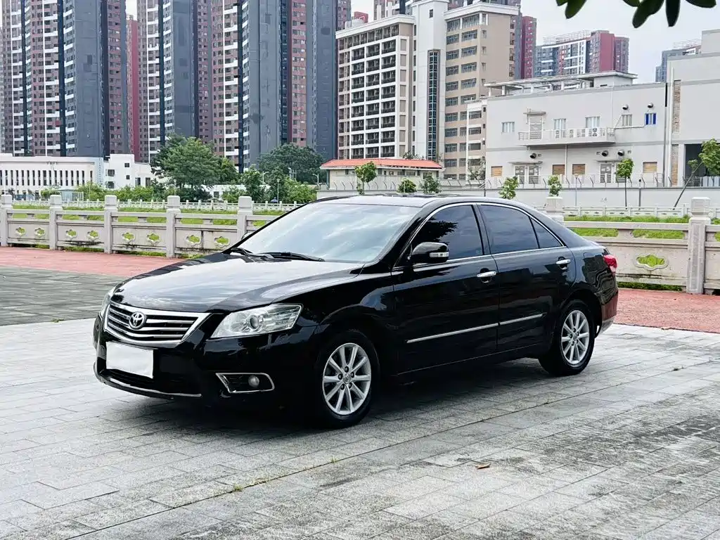 Toyota Camry 2010 — фото 1