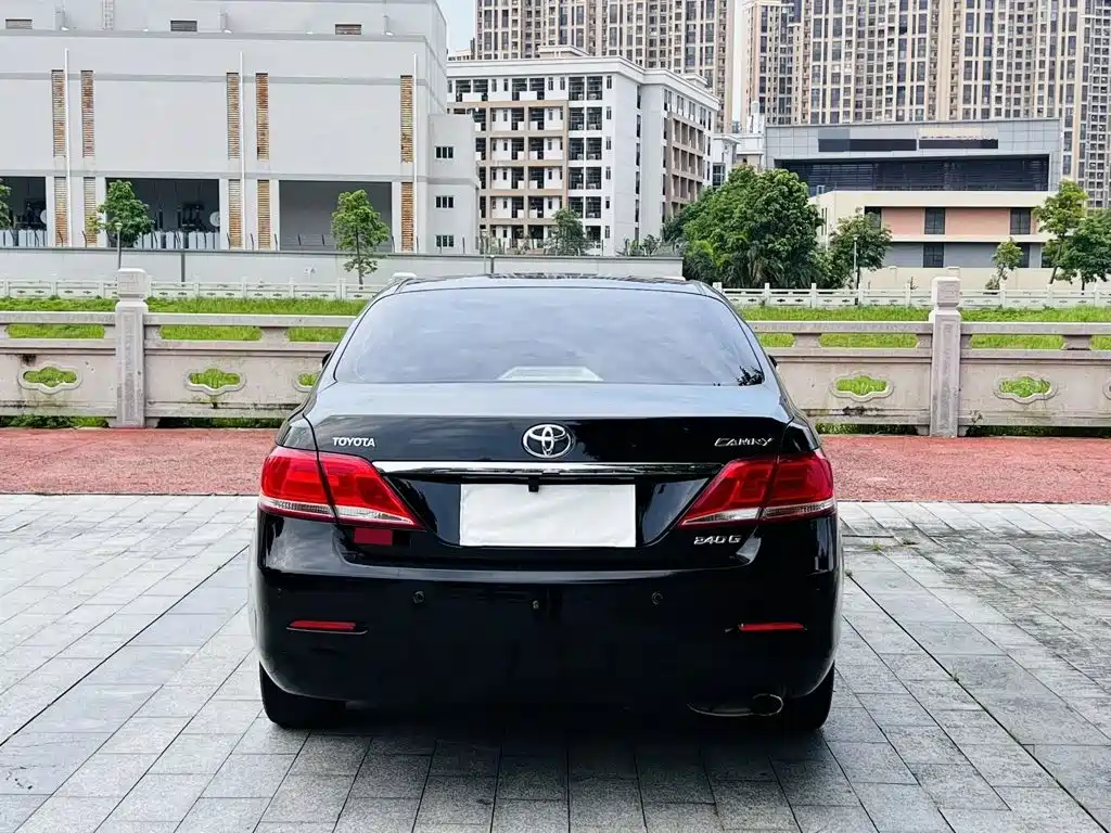 Toyota Camry 2010 — фото 8