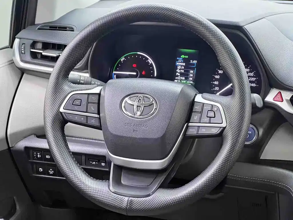 Toyota Sienna 2023 — фото 21