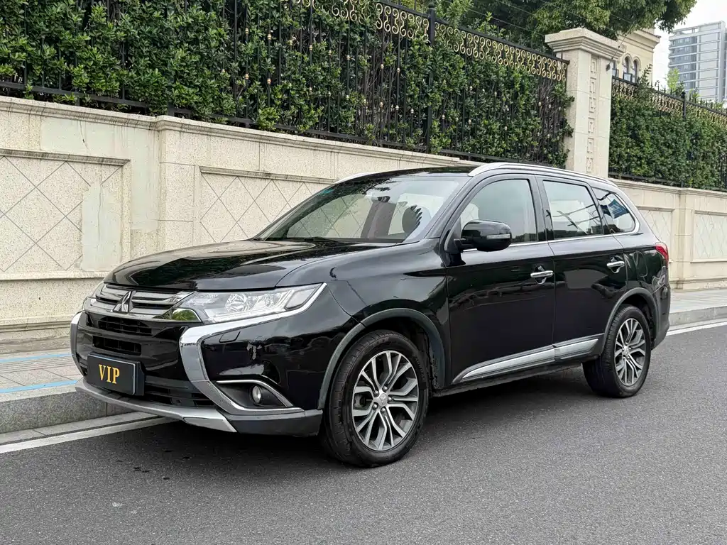Mitsubishi Outlander 2017 — фото 1