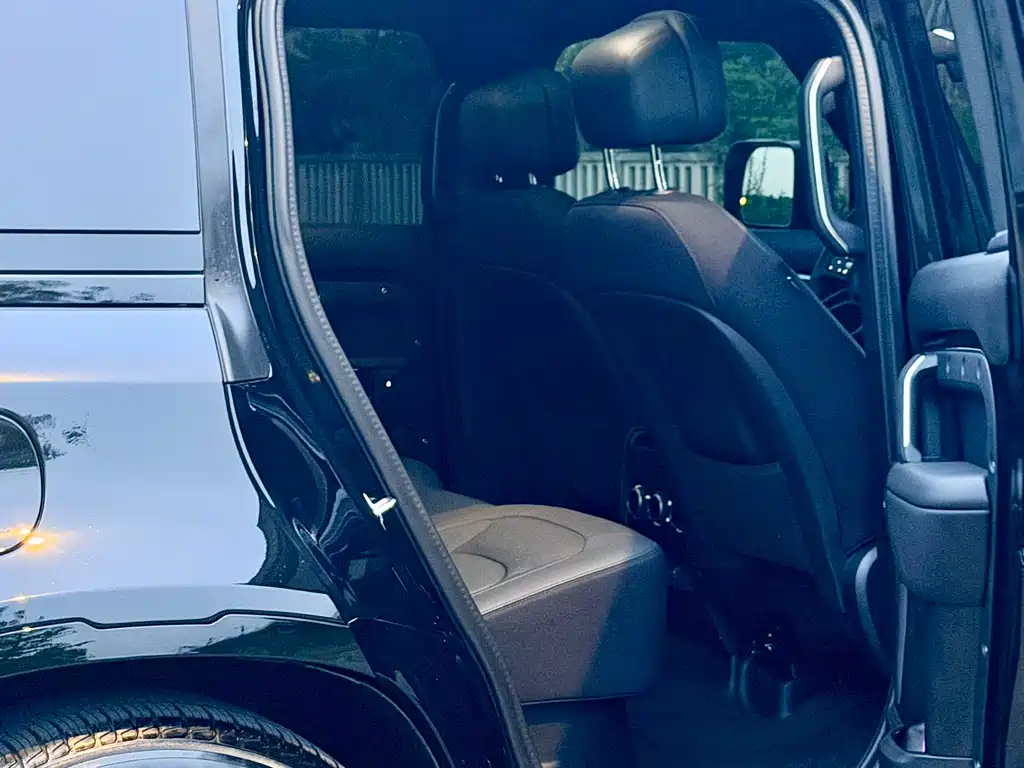 Land Rover Defender 2025 — фото 12
