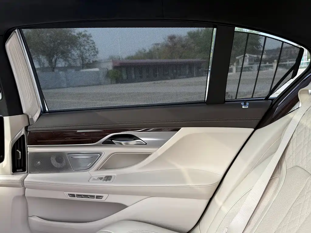 BMW 7 Series 2017 — фото 10