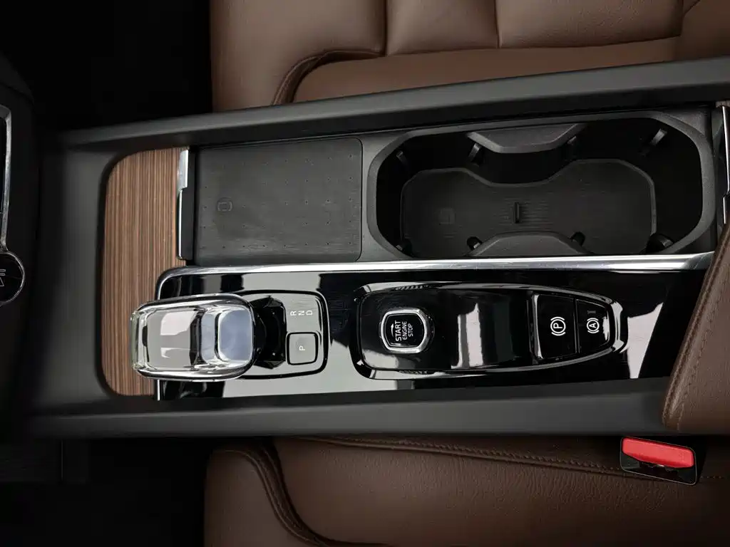 Volvo XC60 Plug-In Hybrid 2023 — фото 14