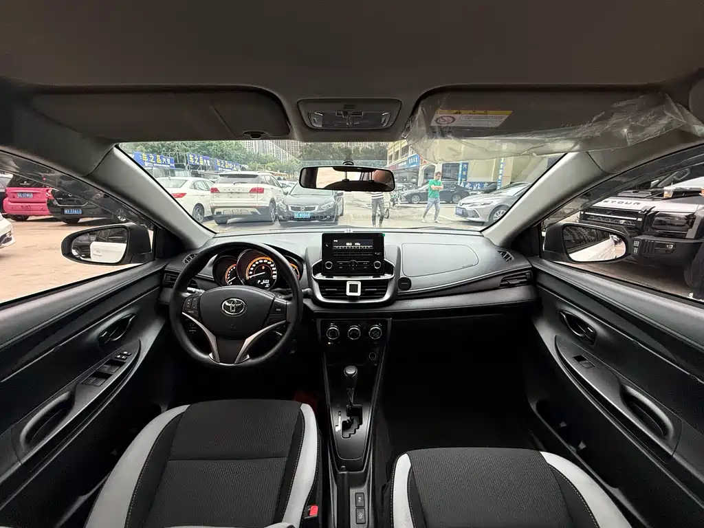 Toyota Yaris L 2023