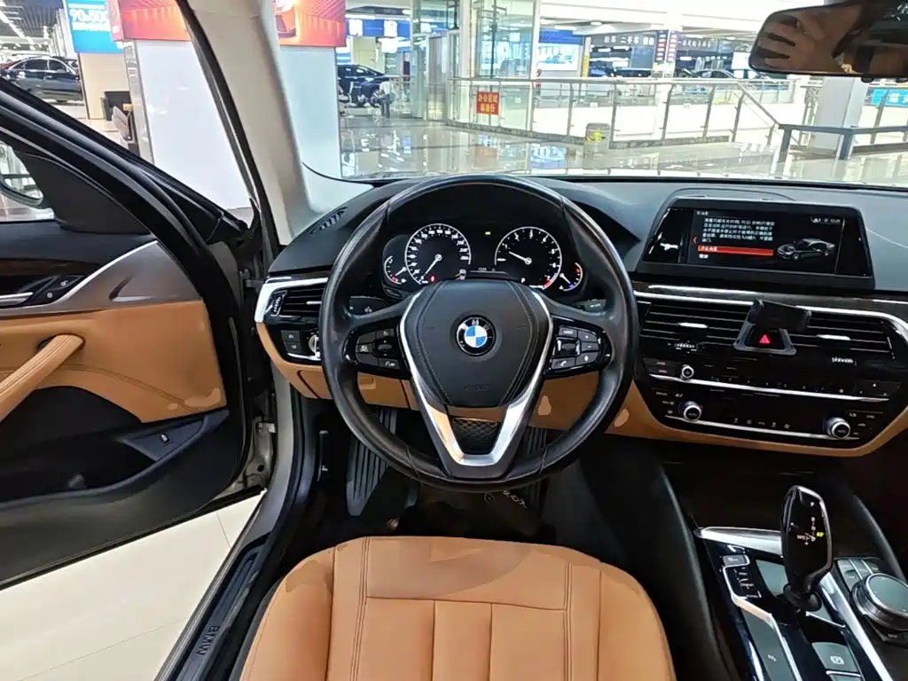 BMW 5 Series 2017 — фото 11