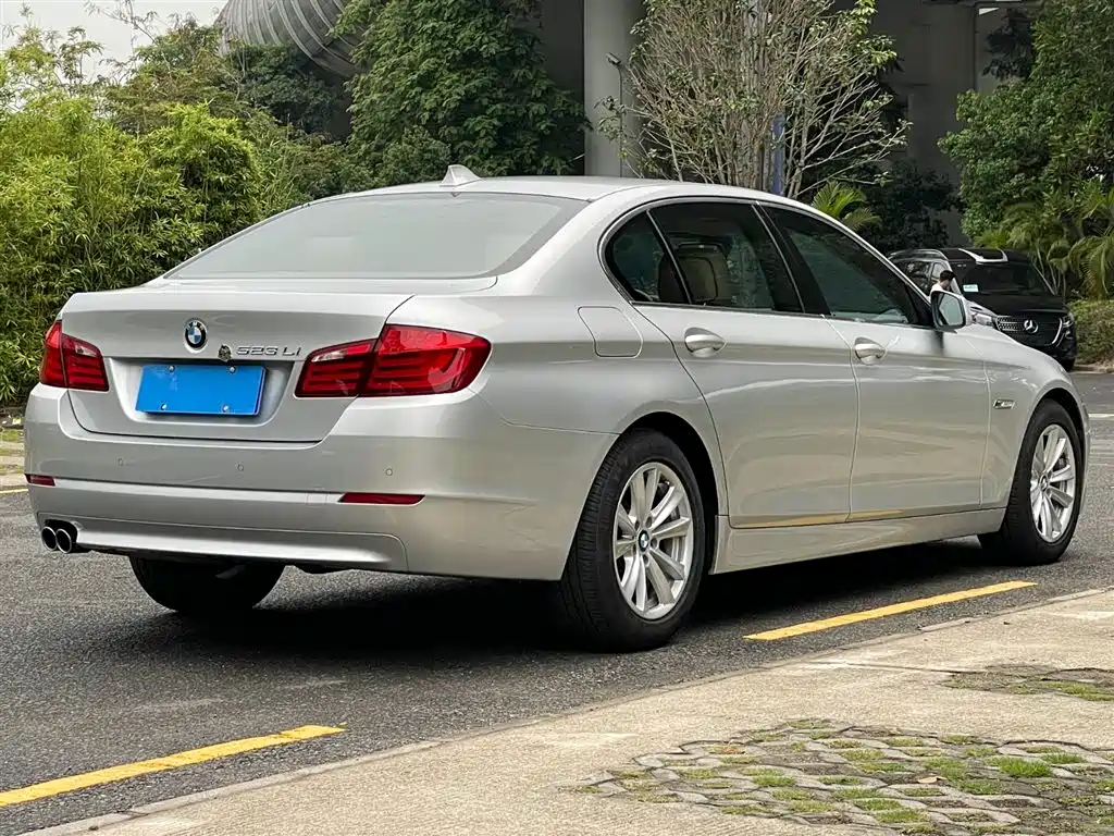 BMW 5 Series 2011 — фото 22
