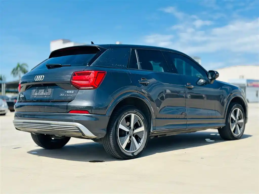 Audi Q2L e-tron 2021 — фото 7