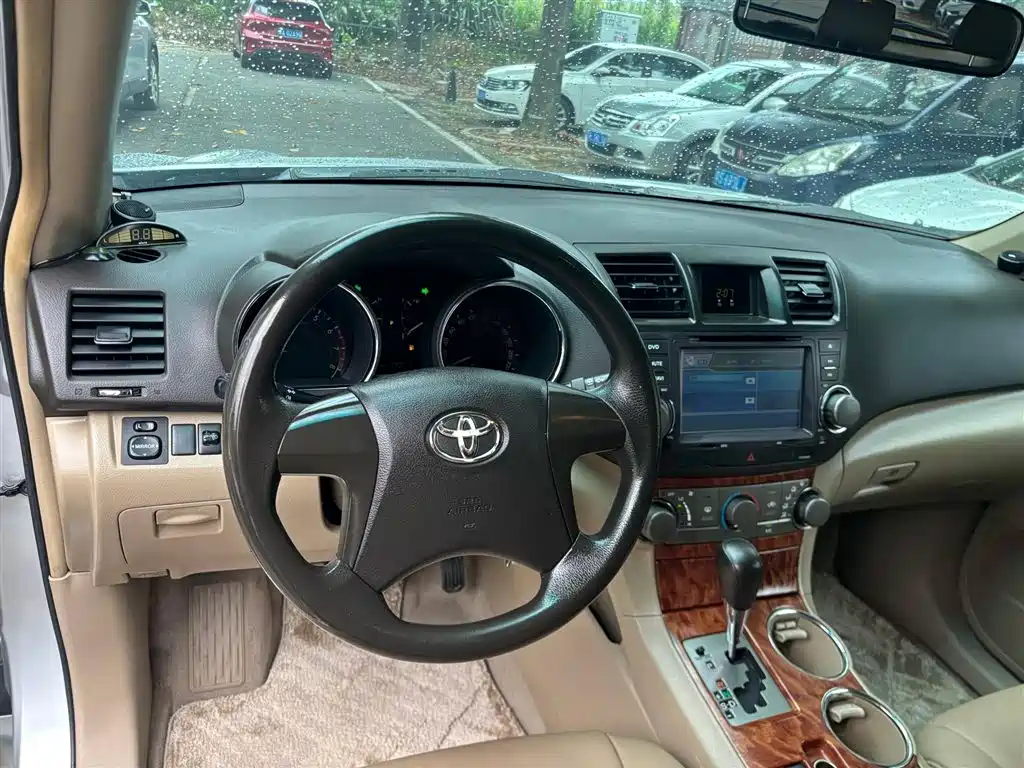 Toyota Highlander 2011 — фото 10