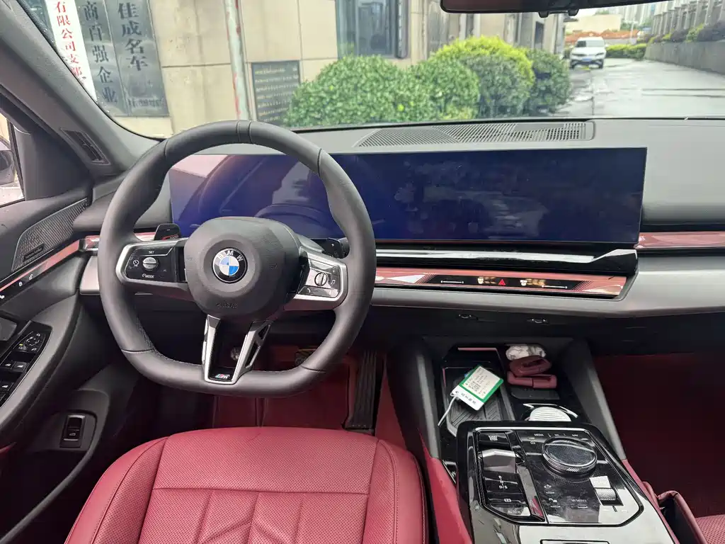 BMW 5 Series 2025 — фото 12