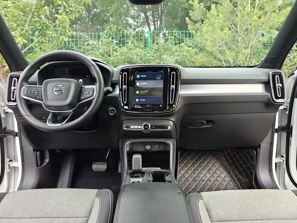 Volvo XC40 2023 — фото 13