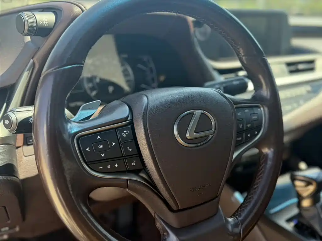Lexus ES 2019
