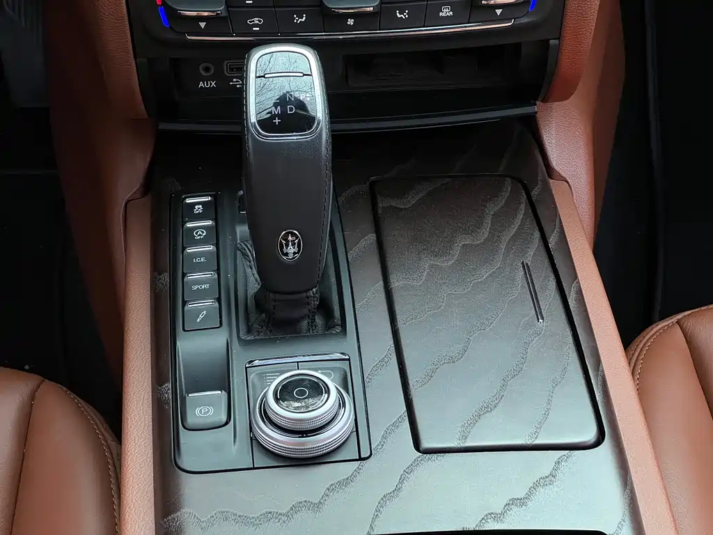 Maserati Quattroporte 2020 — фото 20