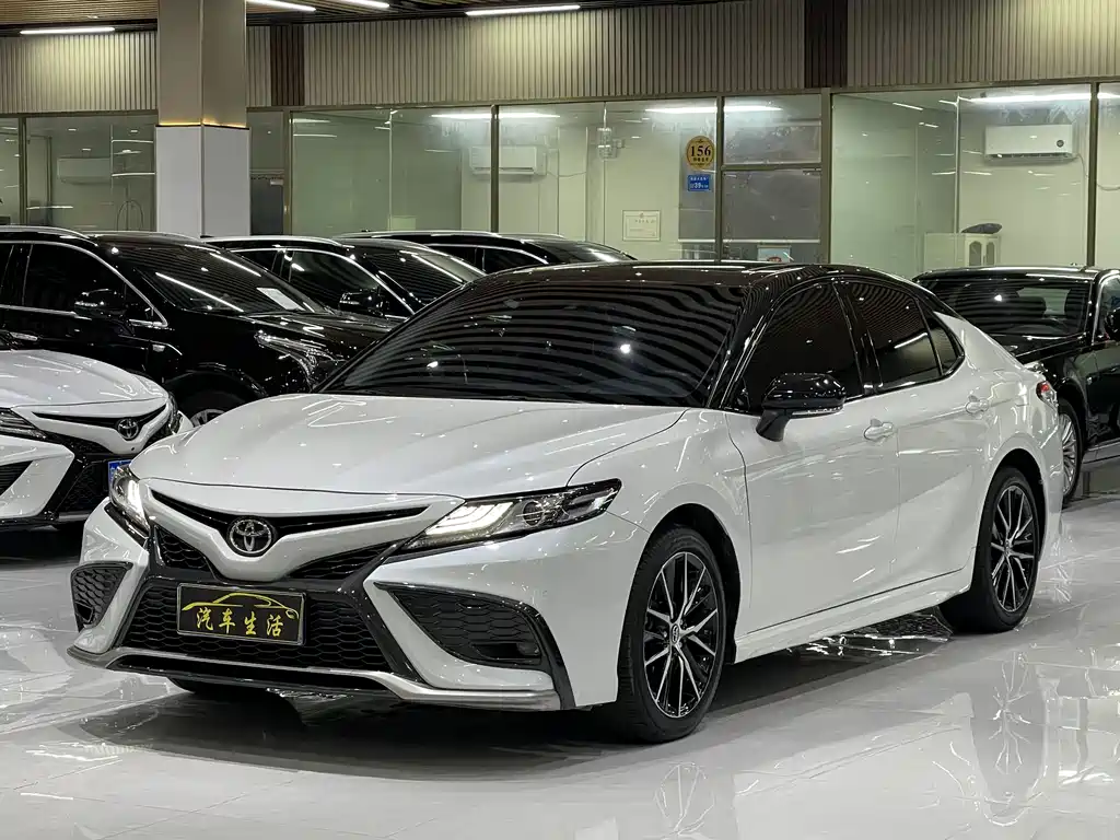 Toyota Camry 2022 — фото 1