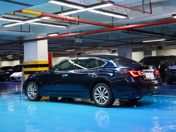 Infiniti Q70 2015
