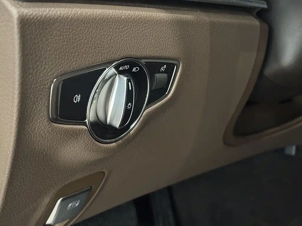 Mercedes-Benz E-Class 2021 — фото 17