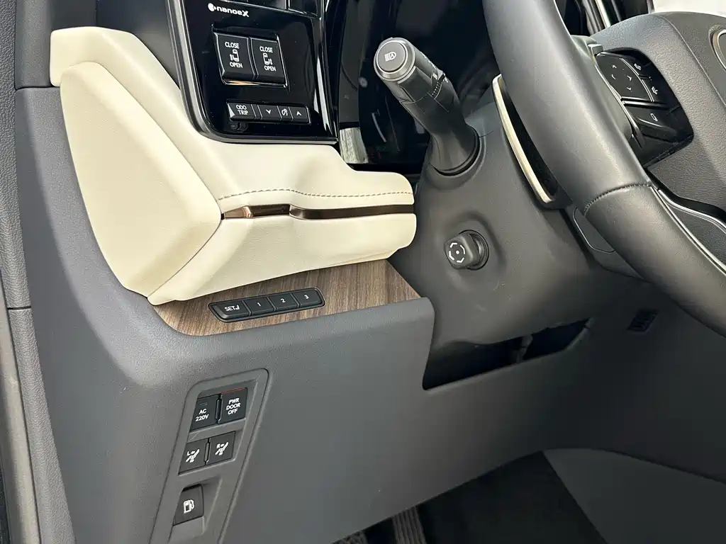 Lexus LM 2025 — фото 22