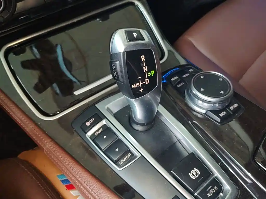 BMW 5 Series 2016 — фото 12