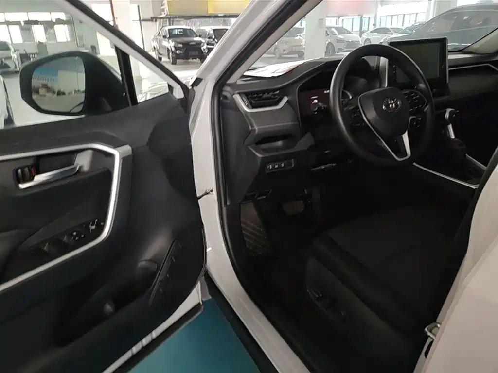 Toyota RAV4 2020 — фото 16
