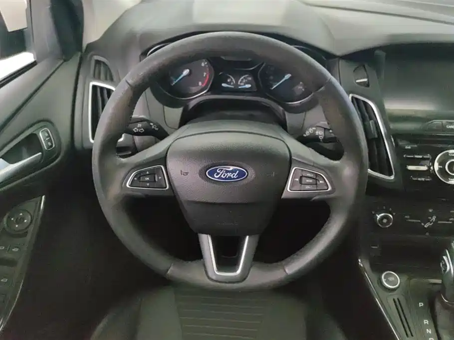 Ford Focus 2018 — фото 15