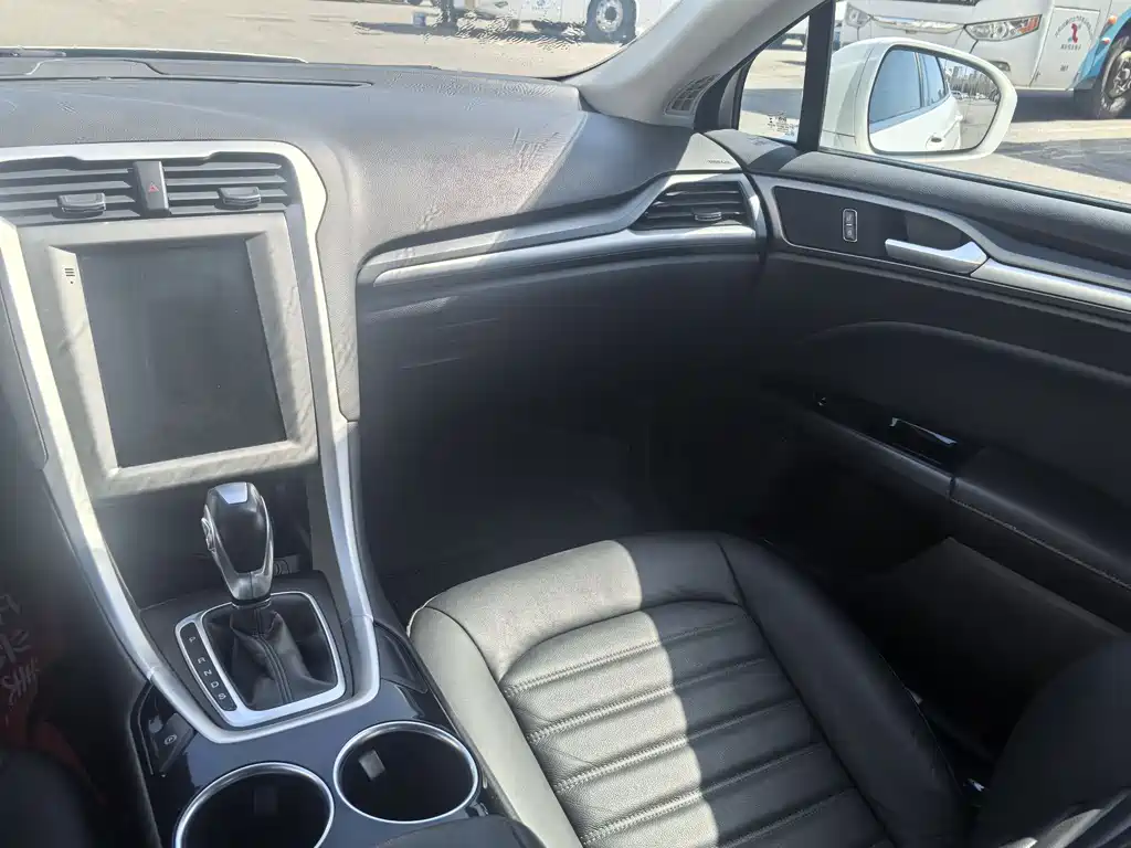 Ford Mondeo 2015 — фото 10