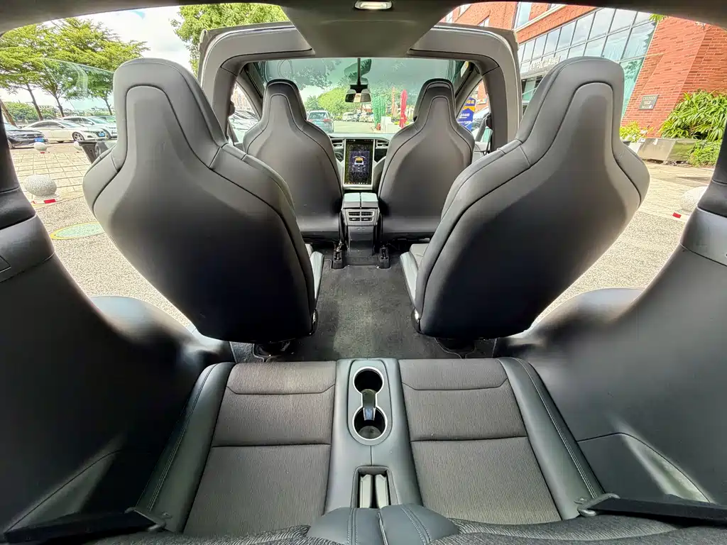 Tesla Model X 2017 — фото 17