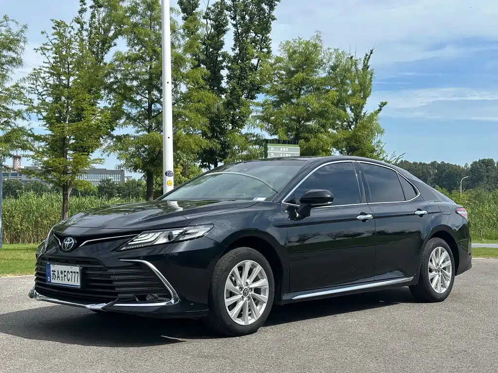 Toyota Camry 2023 — фото 1