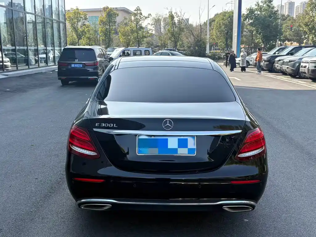 Mercedes-Benz E-Class 2017 — фото 16