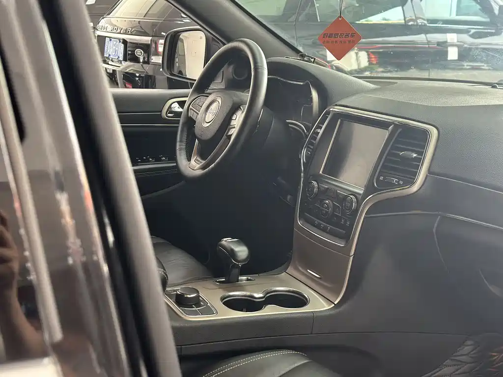Jeep Grand Cherokee 2016 — фото 30