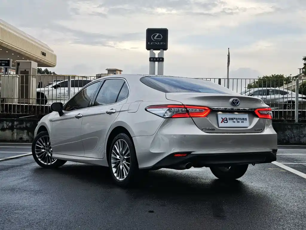 Toyota Camry 2021 — фото 4
