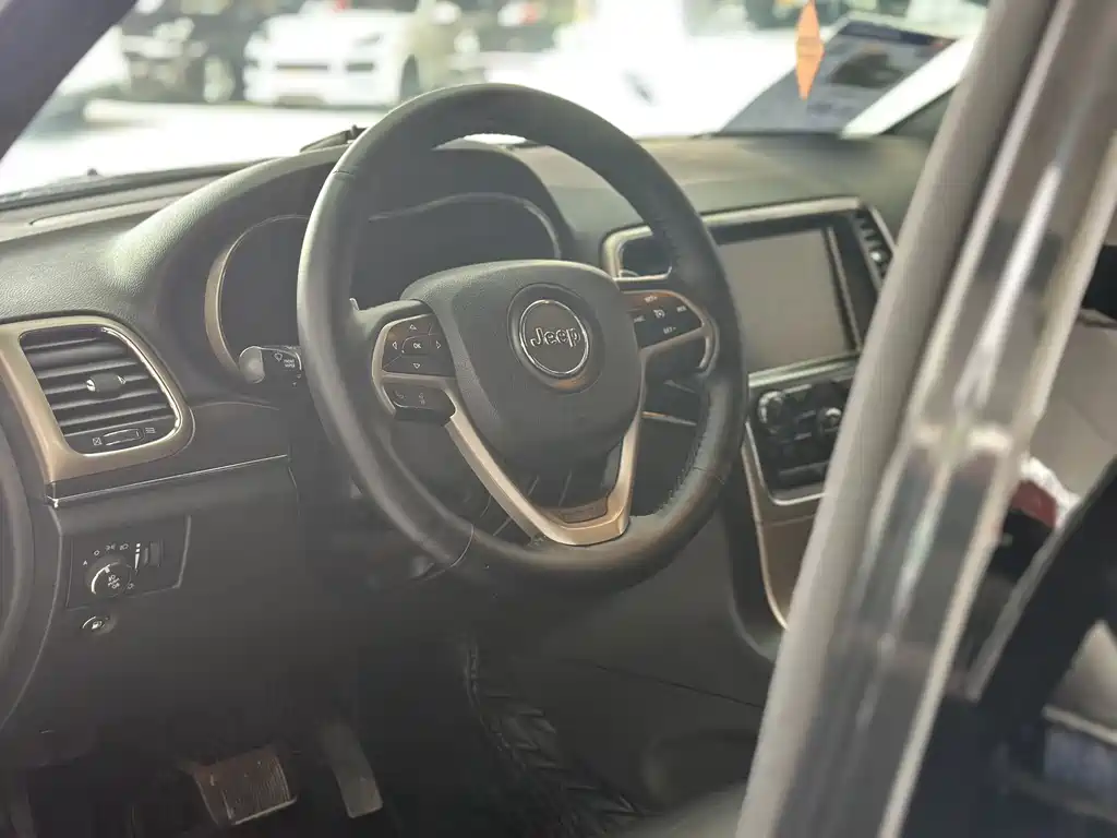 Jeep Grand Cherokee 2016 — фото 25