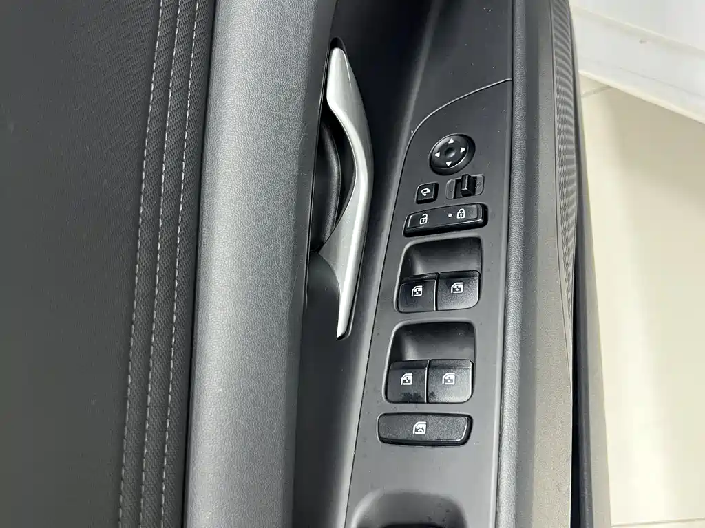 Hyundai Elantra 2023 — фото 11