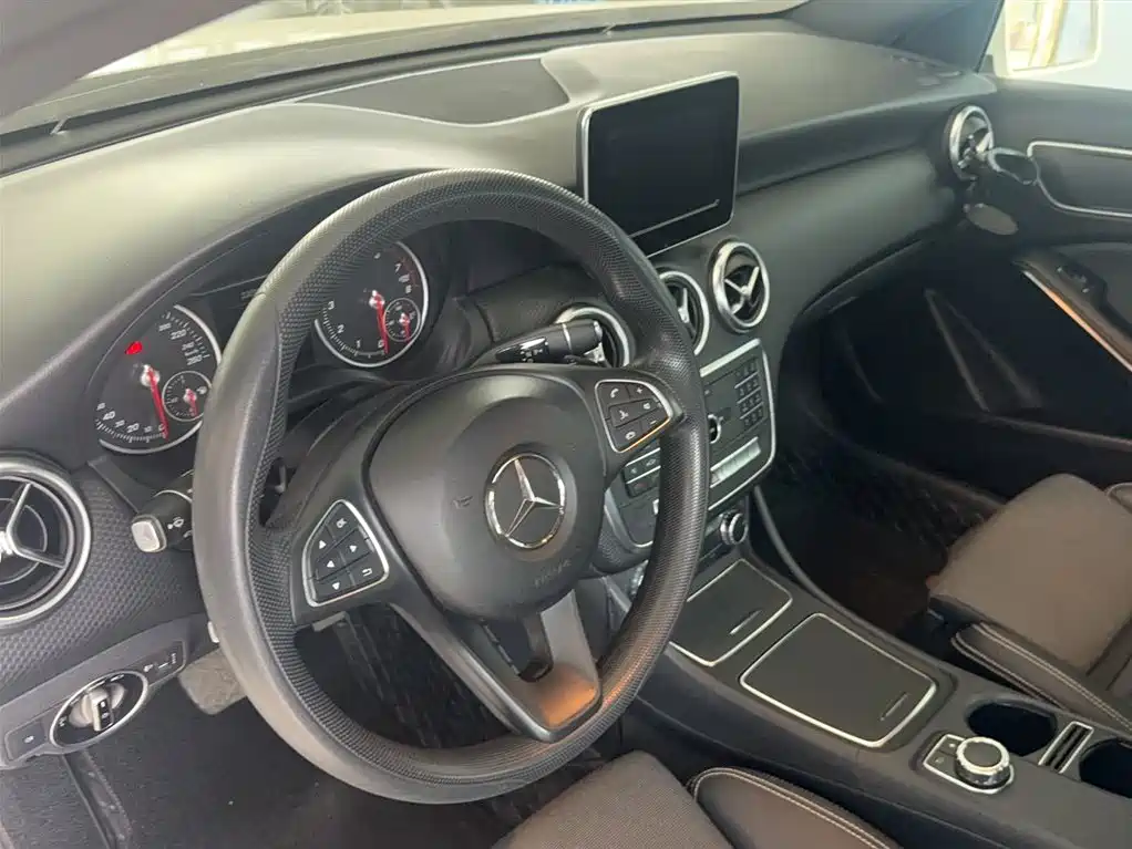 Mercedes-Benz A-Class 2018 — фото 13