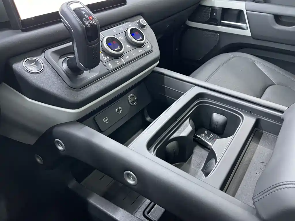 Land Rover Defender 2024 — фото 11