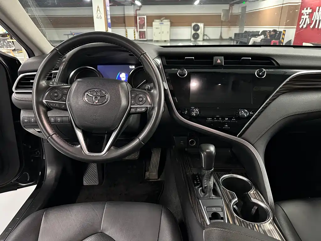 Toyota Camry 2019 — фото 11