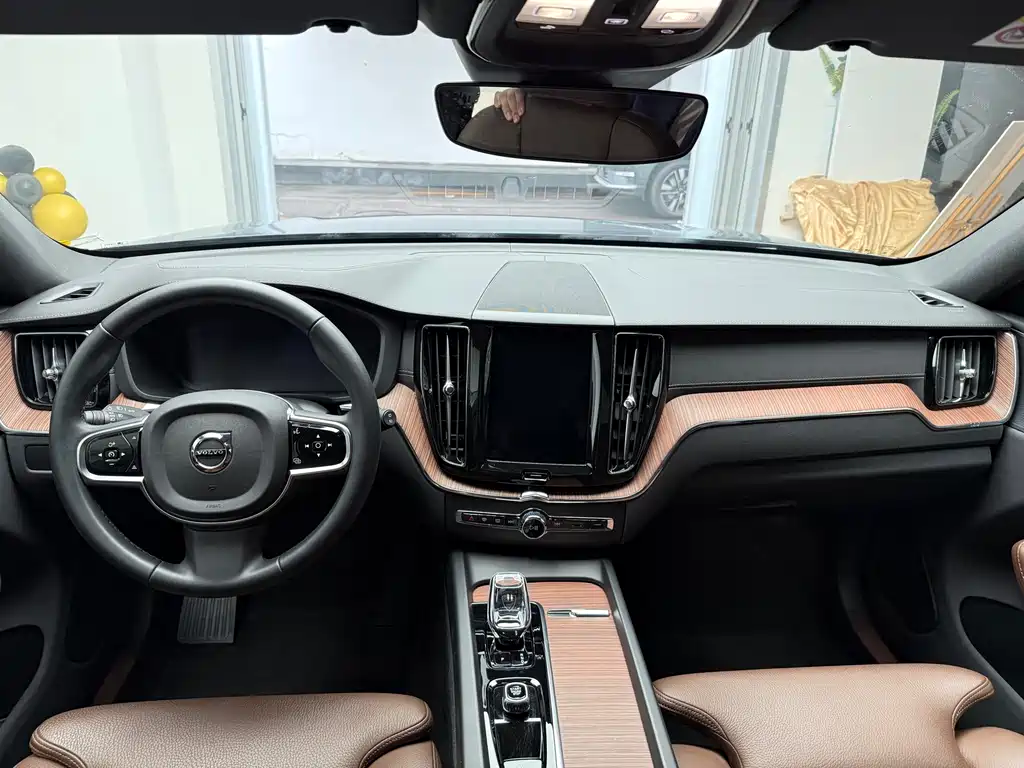 Volvo XC60 2025 — фото 13