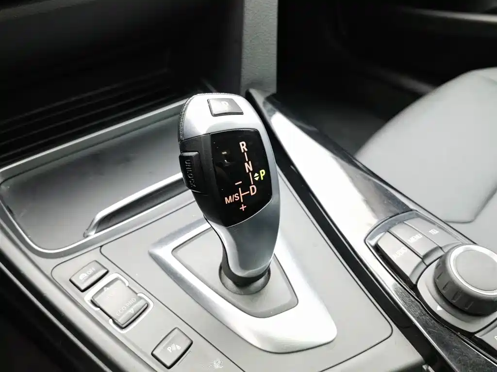 BMW 3 Series 2017 — фото 13