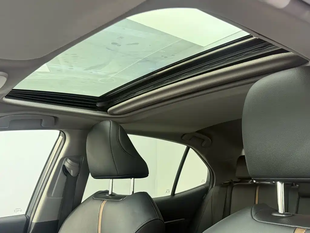 Toyota Camry 2023 — фото 16