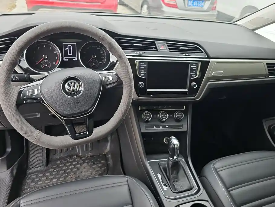 Volkswagen Touran 2018 — фото 12