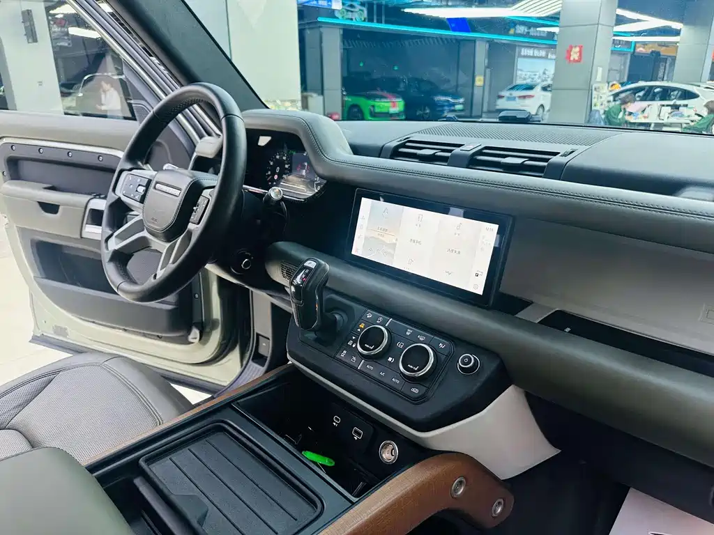 Land Rover Defender 2021 — фото 15