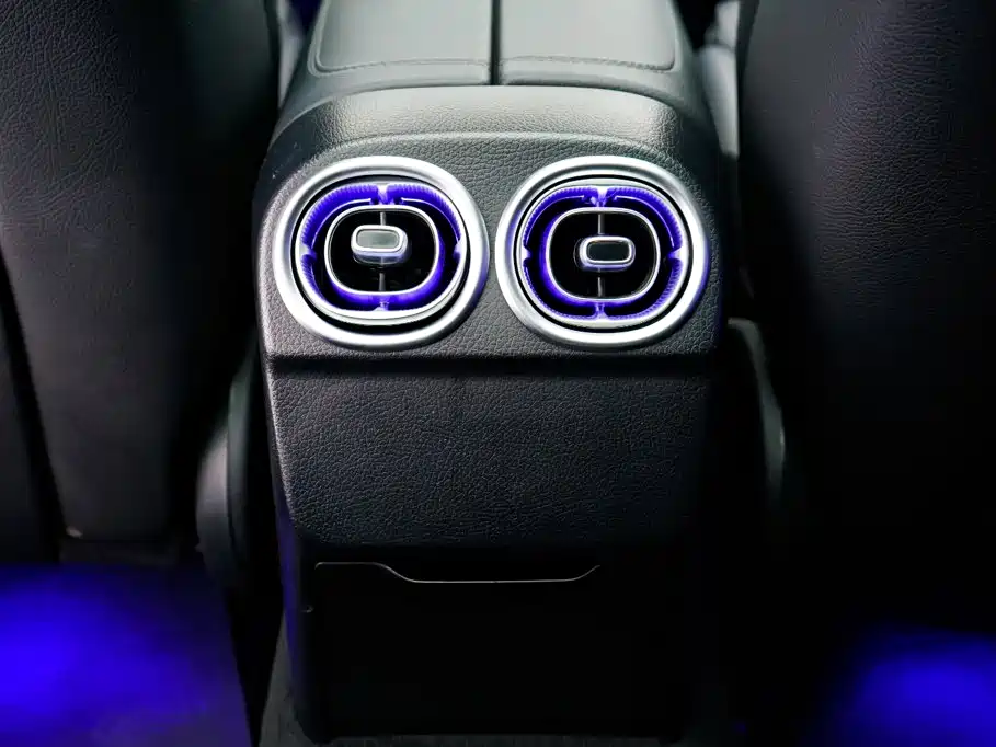 Mercedes-Benz C-Class 2023 — фото 24