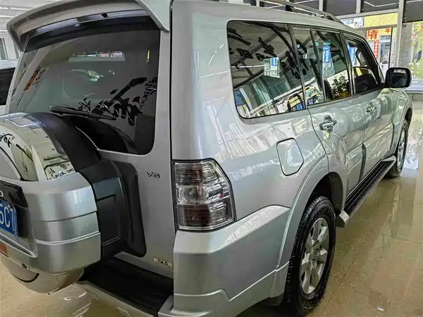 Mitsubishi Pajero 2015