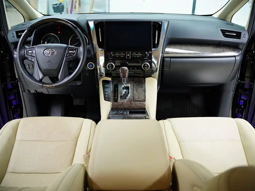 Toyota Alphard 2023 — фото 46