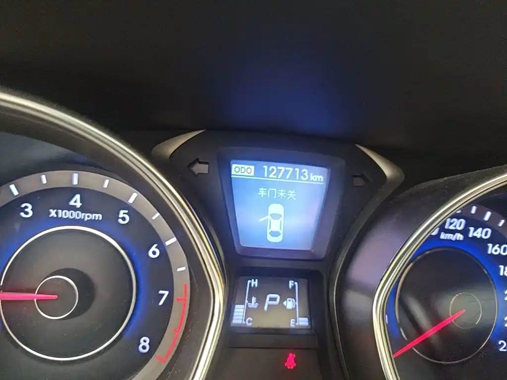 Hyundai Elantra 2015 — фото 19