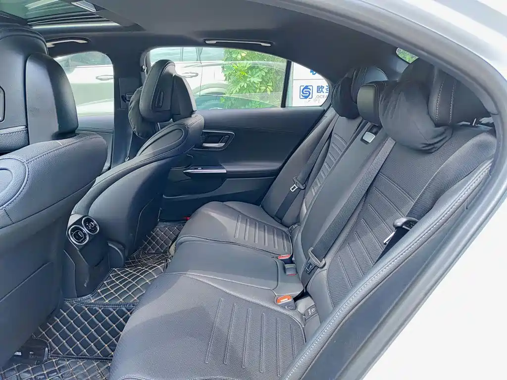 Mercedes-Benz C-Class 2023 — фото 8