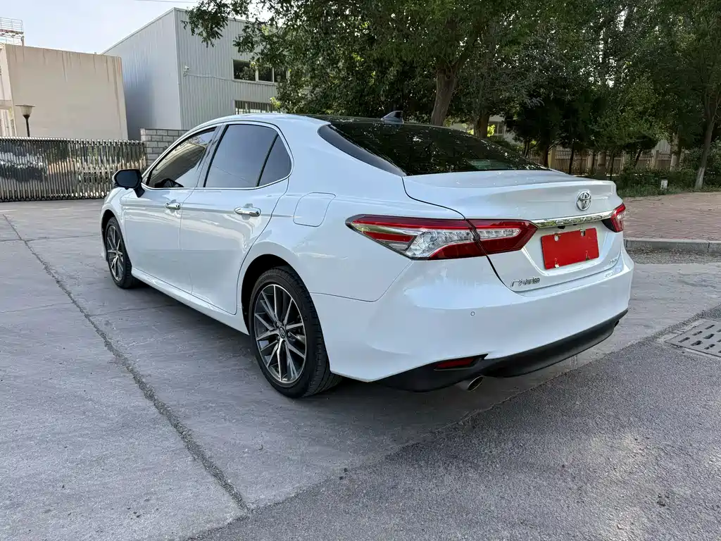 Toyota Camry 2022 — фото 4